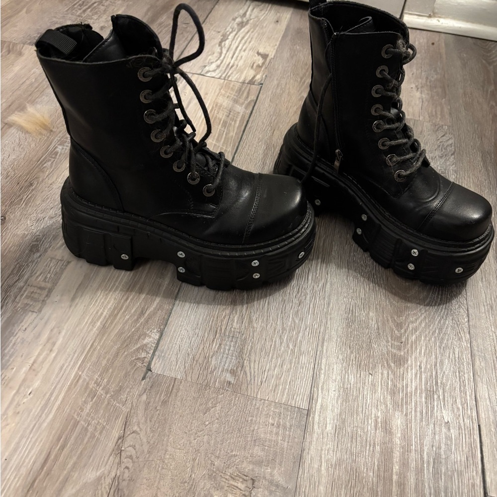 Black Platform Combat Boots - Women's Lace-Up Zipper Boot - Picture 5 of 6